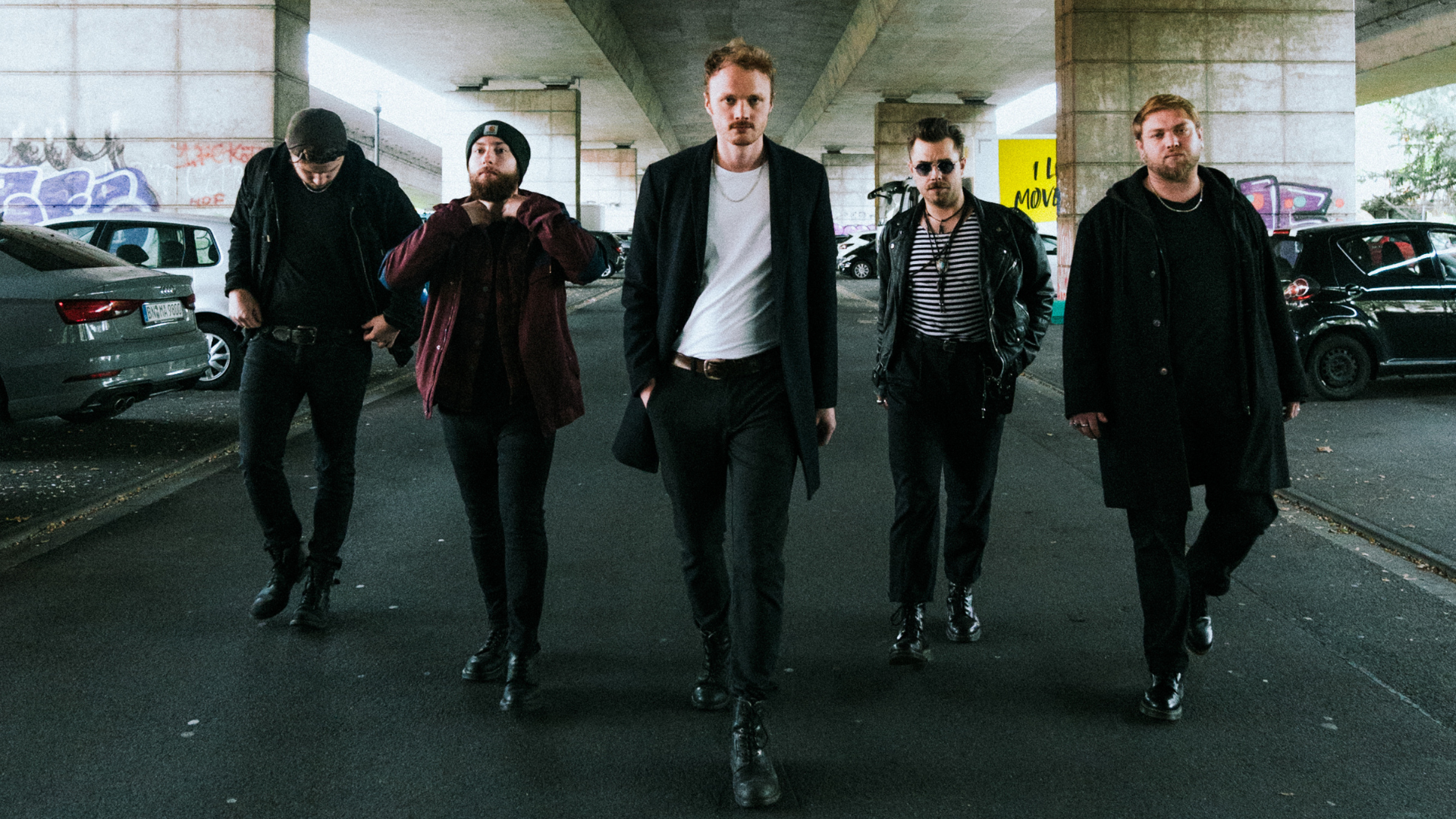 Band Mitglieder Lestrange gehen in einer Reihe unter einer Brücke